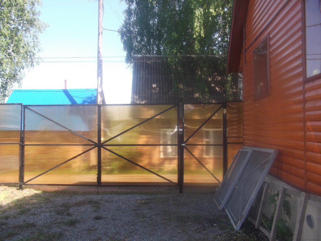 Забор из поликарбоната на металлическом каркасе фото