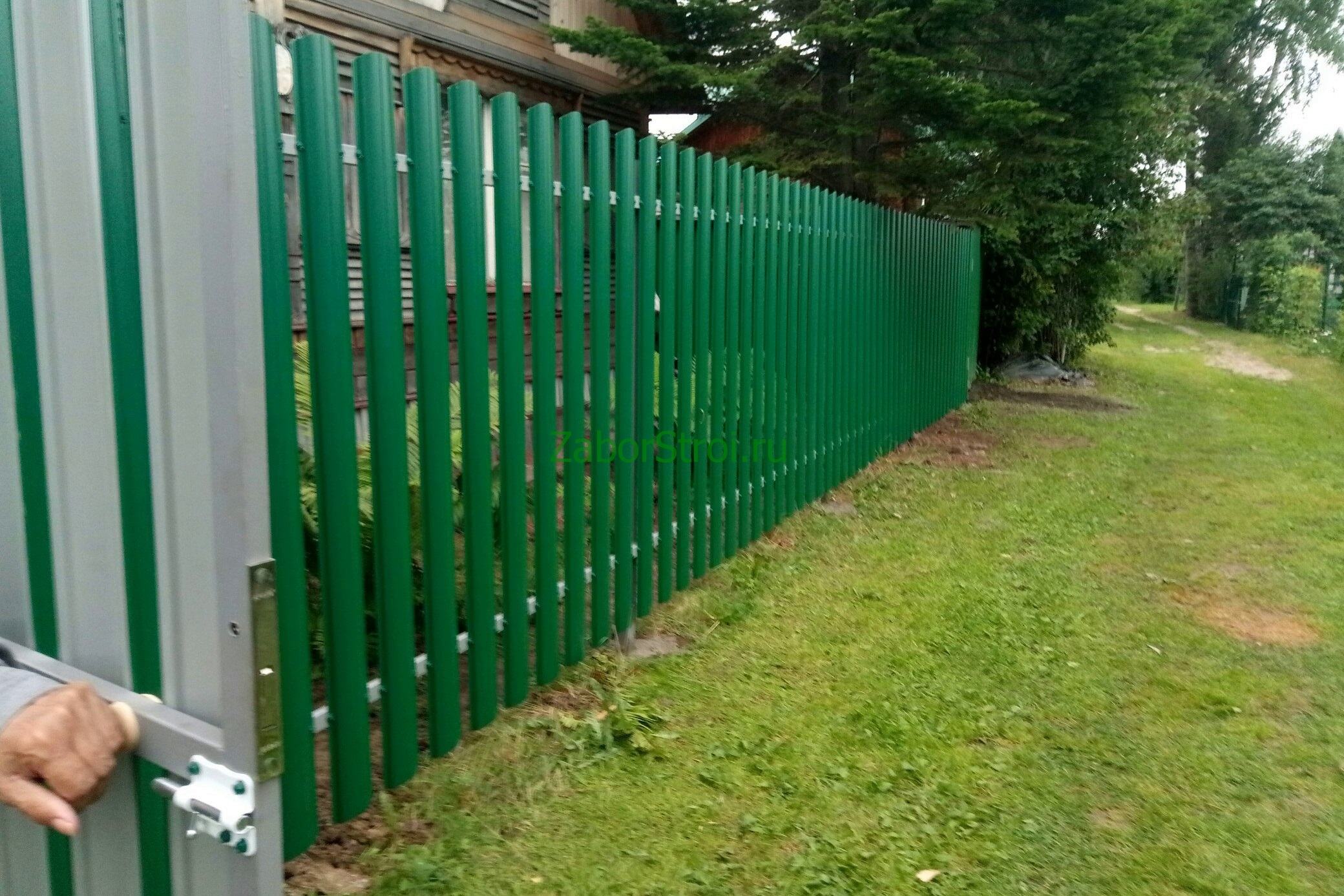 Зеленый штакетник забор